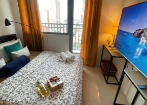 Beautiful 1BR balcony w/65UHDTV Wifi Netflix, pool